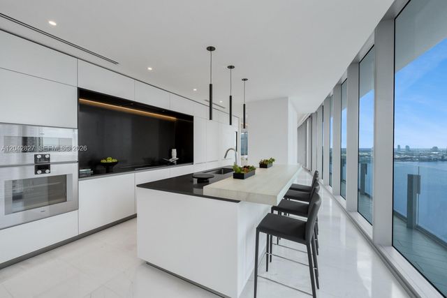 300 Biscayne Boulevard Way 2701, Miami, FL 33131