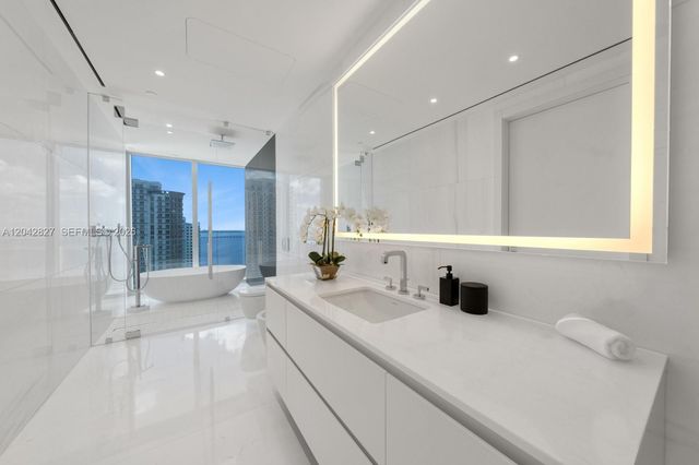 300 Biscayne Boulevard Way 2701, Miami, FL 33131