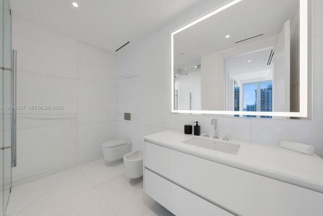 300 Biscayne Boulevard Way 2701, Miami, FL 33131