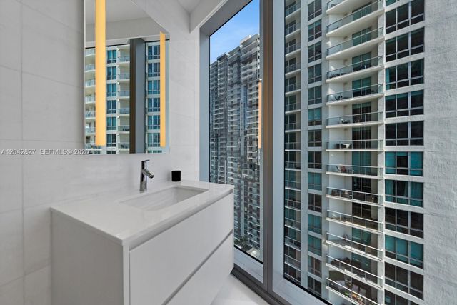300 Biscayne Boulevard Way 2701, Miami, FL 33131