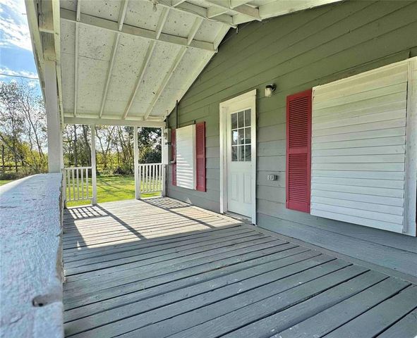 8518 County Road 171, Liverpool, TX 77577