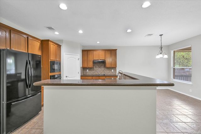 606 SEA HEADRIG DR, Cibolo, TX 78108