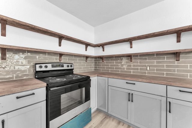 1453 East Livingston Street, Springfield, MO 65803