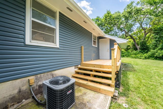 1453 East Livingston Street, Springfield, MO 65803