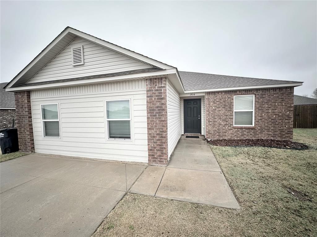 1914 Oak Tree Court, Shawnee, OK 74804