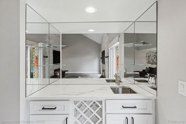 5143 Woodlands Drive, Bloomfield Hills, MI 48302