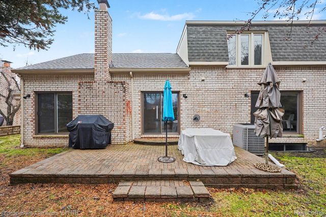 5143 Woodlands Drive, Bloomfield Hills, MI 48302