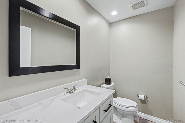 5143 Woodlands Drive, Bloomfield Hills, MI 48302