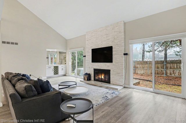 5143 Woodlands Drive, Bloomfield Hills, MI 48302