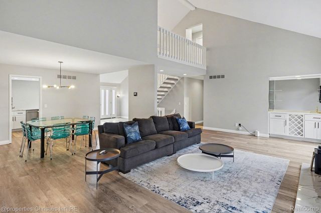 5143 Woodlands Drive, Bloomfield Hills, MI 48302