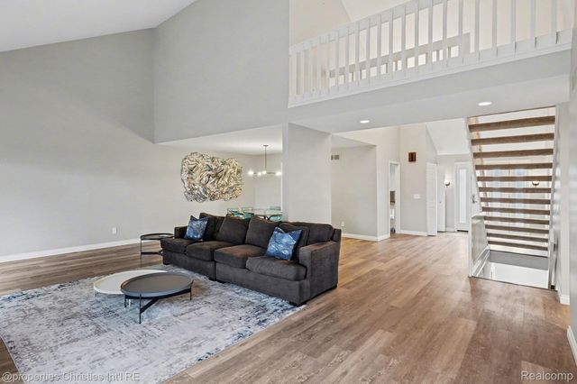 5143 Woodlands Drive, Bloomfield Hills, MI 48302