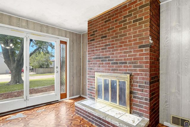5700 SW 20th ST, Topeka, KS 66604