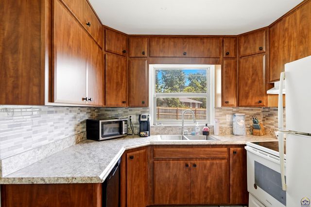 5700 SW 20th ST, Topeka, KS 66604