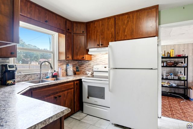 5700 SW 20th ST, Topeka, KS 66604