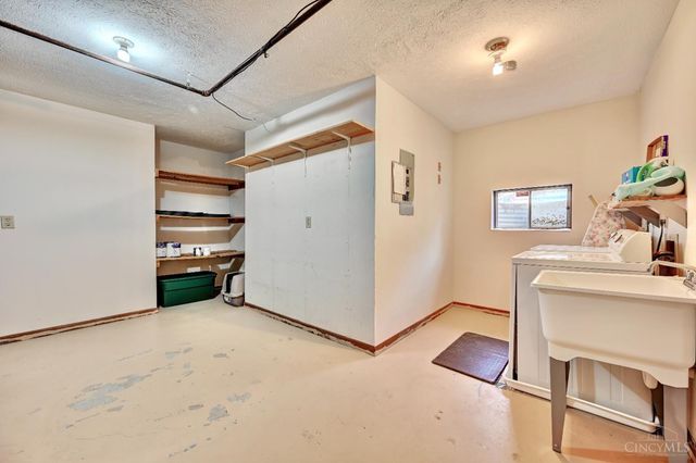 9450 Hunters Creek Drive, Blue Ash, OH 45242