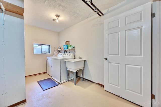 9450 Hunters Creek Drive, Blue Ash, OH 45242
