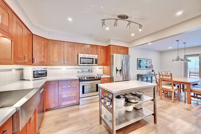 9450 Hunters Creek Drive, Blue Ash, OH 45242