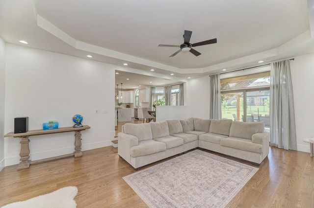10 Founders Pointe, Bloomingdale, IL 60108