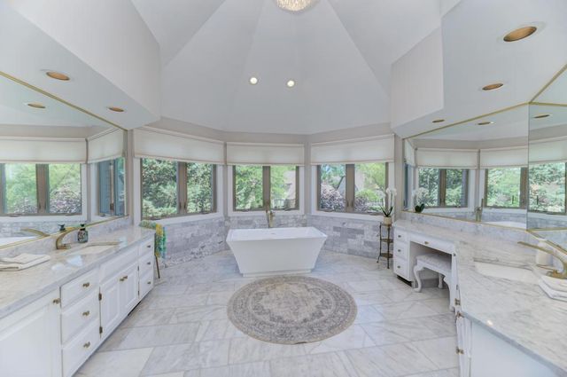 10 Founders Pointe, Bloomingdale, IL 60108