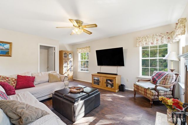 6 Shoshoni Way, Branchburg, NJ 08876