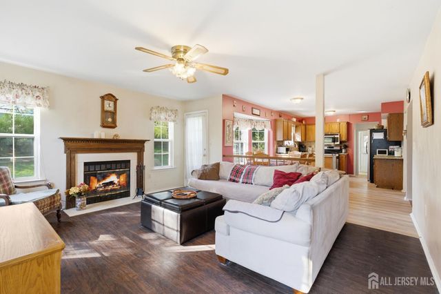 6 Shoshoni Way, Branchburg, NJ 08876