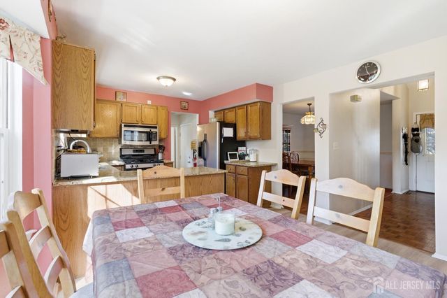 6 Shoshoni Way, Branchburg, NJ 08876