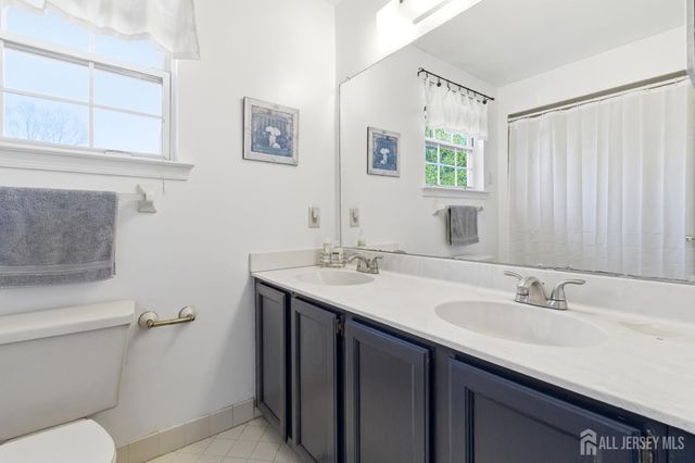6 Shoshoni Way, Branchburg, NJ 08876