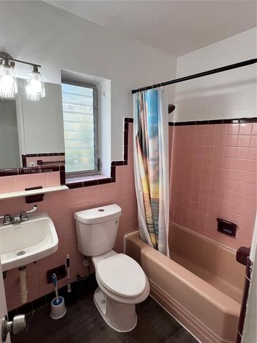 1946 NE 167th St 1, North Miami Beach, FL 33162
