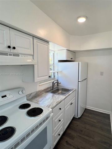 1946 NE 167th St 1, North Miami Beach, FL 33162