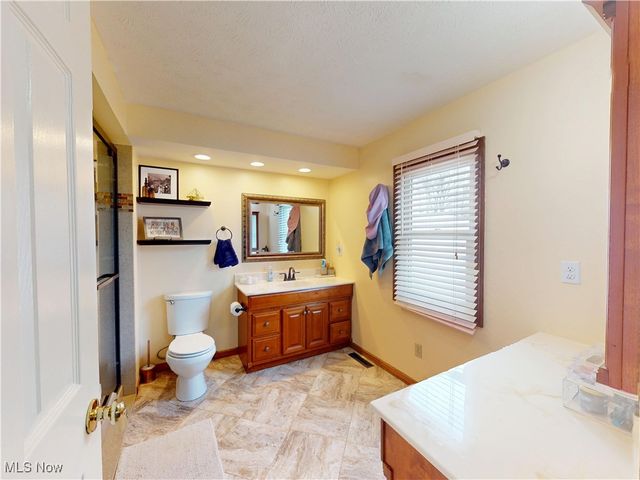 7795 Campton Circle NW, North Canton, OH 44720