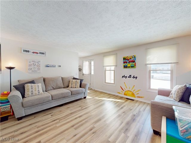 7795 Campton Circle NW, North Canton, OH 44720