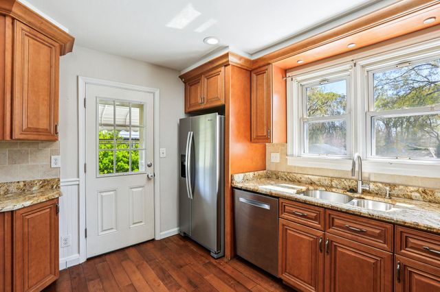 2203 MIDDLEBOROUGH RD, Essex, MD 21221
