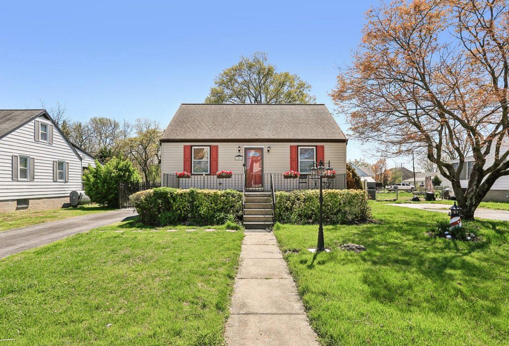 Image 3 of property listing at 2203 MIDDLEBOROUGH RD, Essex, MD 21221