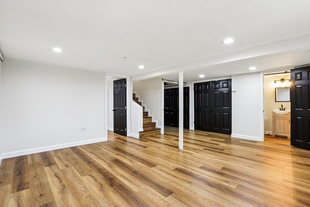 Image 31 of property listing at 2203 MIDDLEBOROUGH RD, Essex, MD 21221