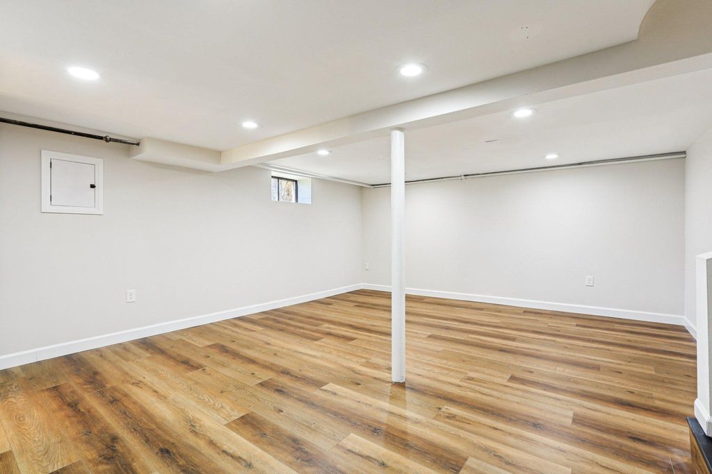 Image 32 of property listing at 2203 MIDDLEBOROUGH RD, Essex, MD 21221