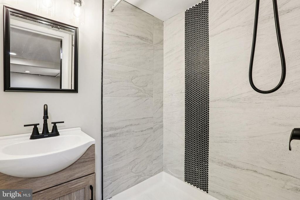 Image 33 of property listing at 2203 MIDDLEBOROUGH RD, Essex, MD 21221