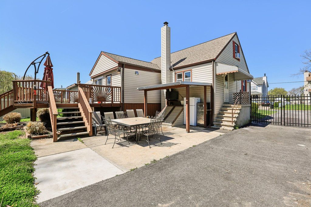 Image 9 of property listing at 2203 MIDDLEBOROUGH RD, Essex, MD 21221