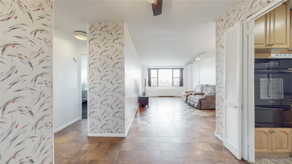 61-20 Grand Central Parkway A704, Forest Hills, NY 11375 — photo 2