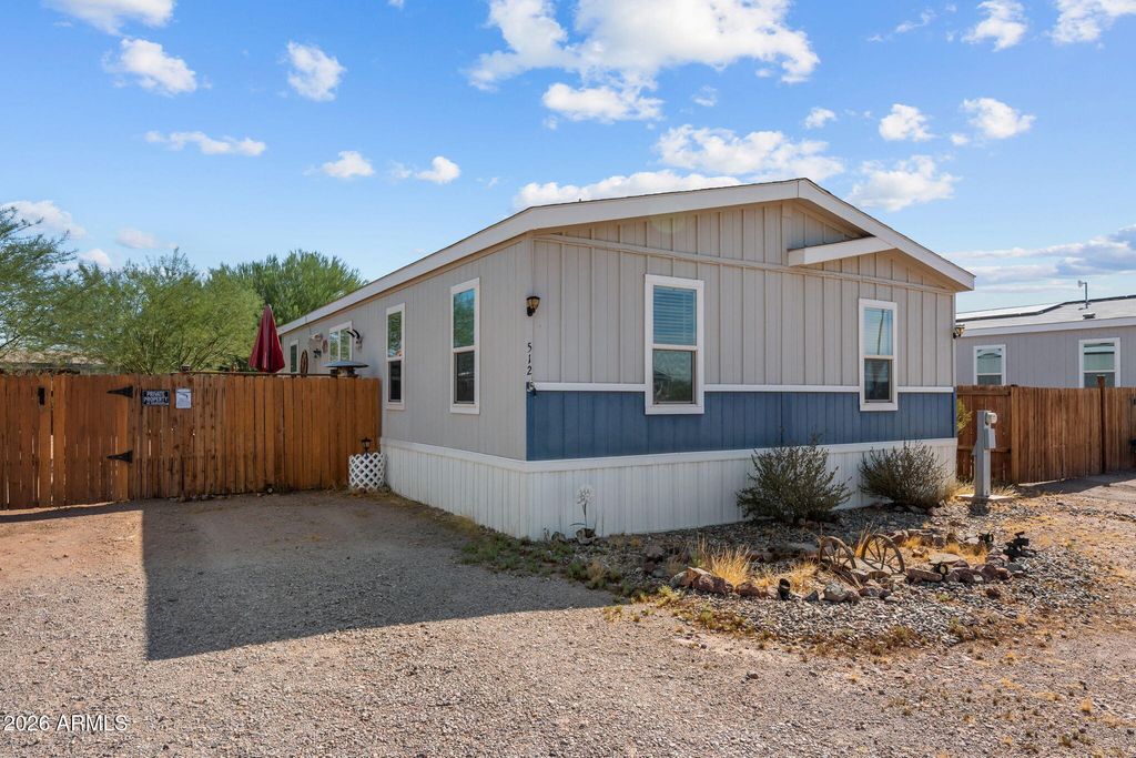512 W Claessens Drive, Morristown, AZ 85342 — exterior