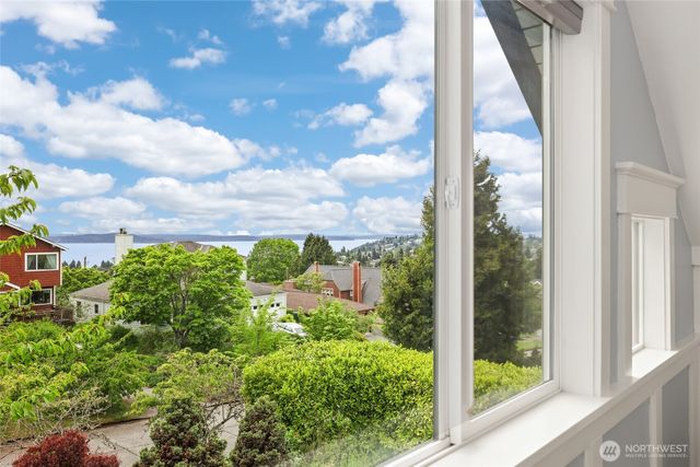 6716 37th Avenue SW, Seattle, WA 98126