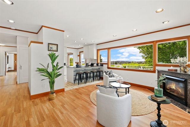 6716 37th Avenue SW, Seattle, WA 98126