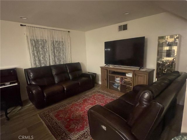 12117 Van Nuys, Sylmar, CA 91342