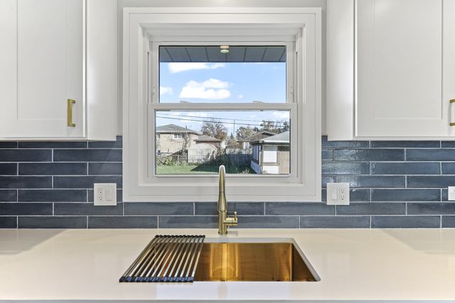 8409 Newland Avenue, Burbank, IL 60459