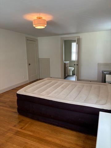 60 Rencelau St, Springfield, MA 01118