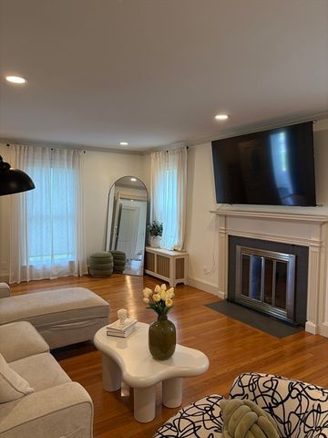 60 Rencelau St, Springfield, MA 01118