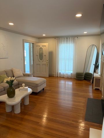 60 Rencelau St, Springfield, MA 01118