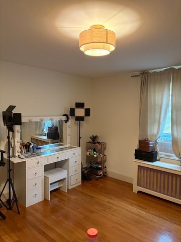 60 Rencelau St, Springfield, MA 01118