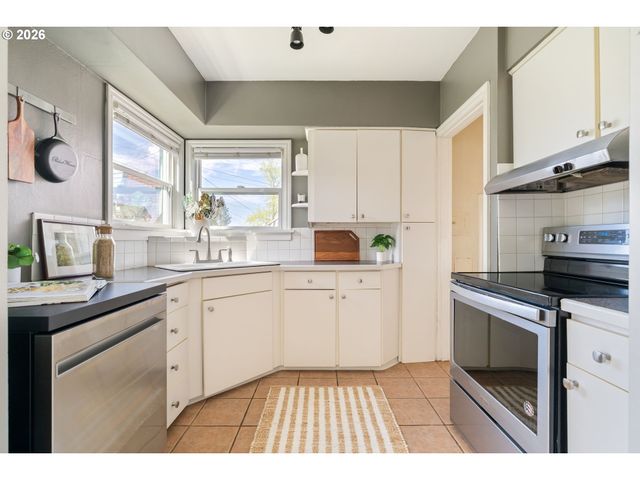 6716 N COMMERCIAL Ave, Portland, OR 97217