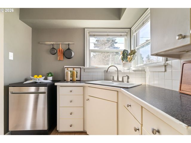 6716 N COMMERCIAL Ave, Portland, OR 97217