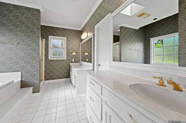 8226 Oakbrook Dr, Baton Rouge, LA 70810